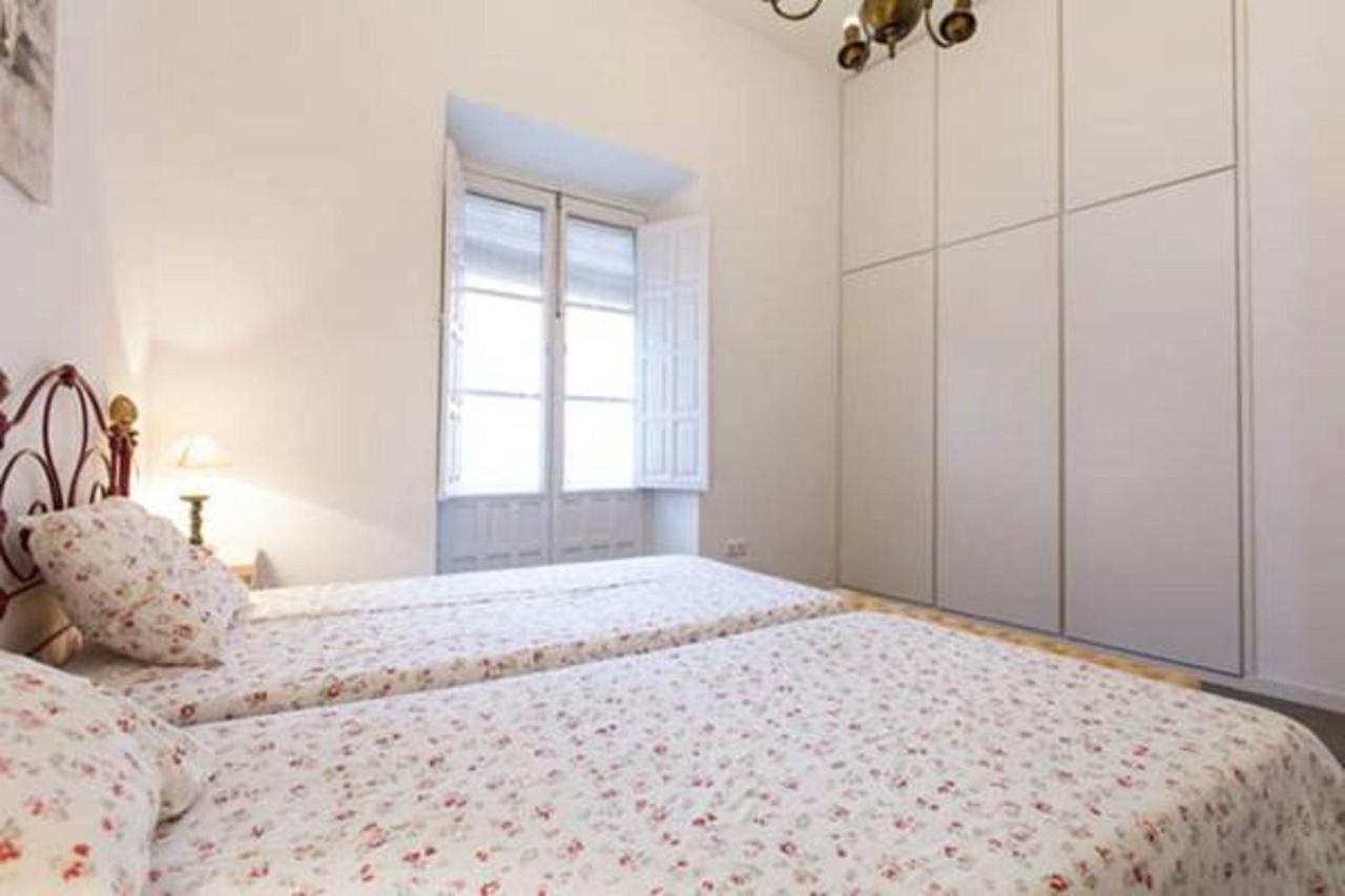 Apartamentos Rg Arenal Seville Room photo